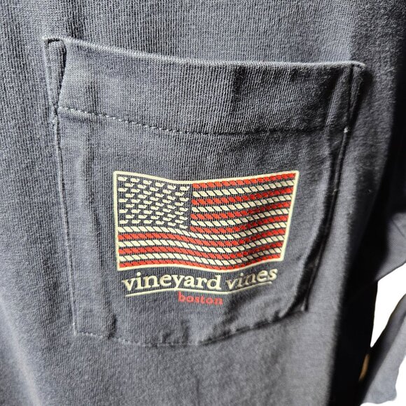 Vineyard Vines Men's Long Sleeve Pocket Tee Boston Flag Graphic Size M Navy Blue - Picture 2 of 5